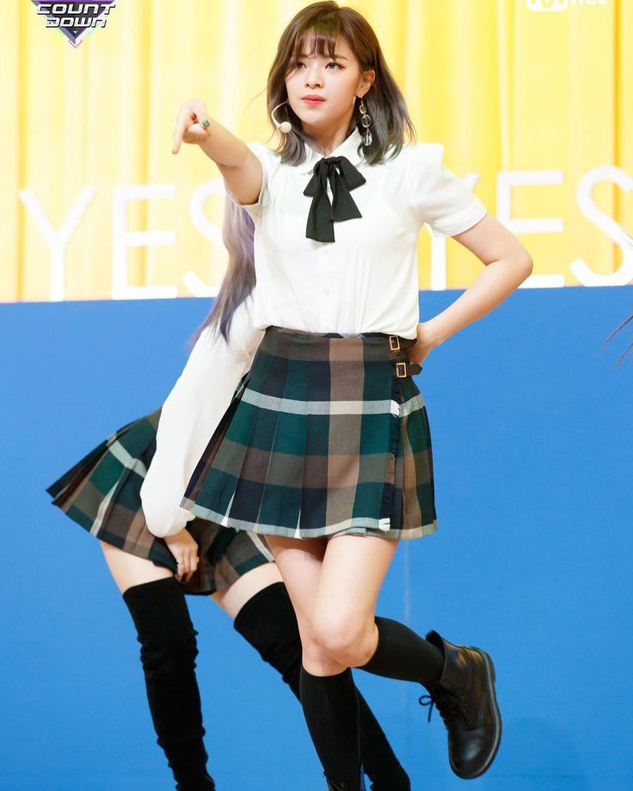 11 Padu Padan Mini Skirt ala Jeongyeon Twice, Trendi Abis  
