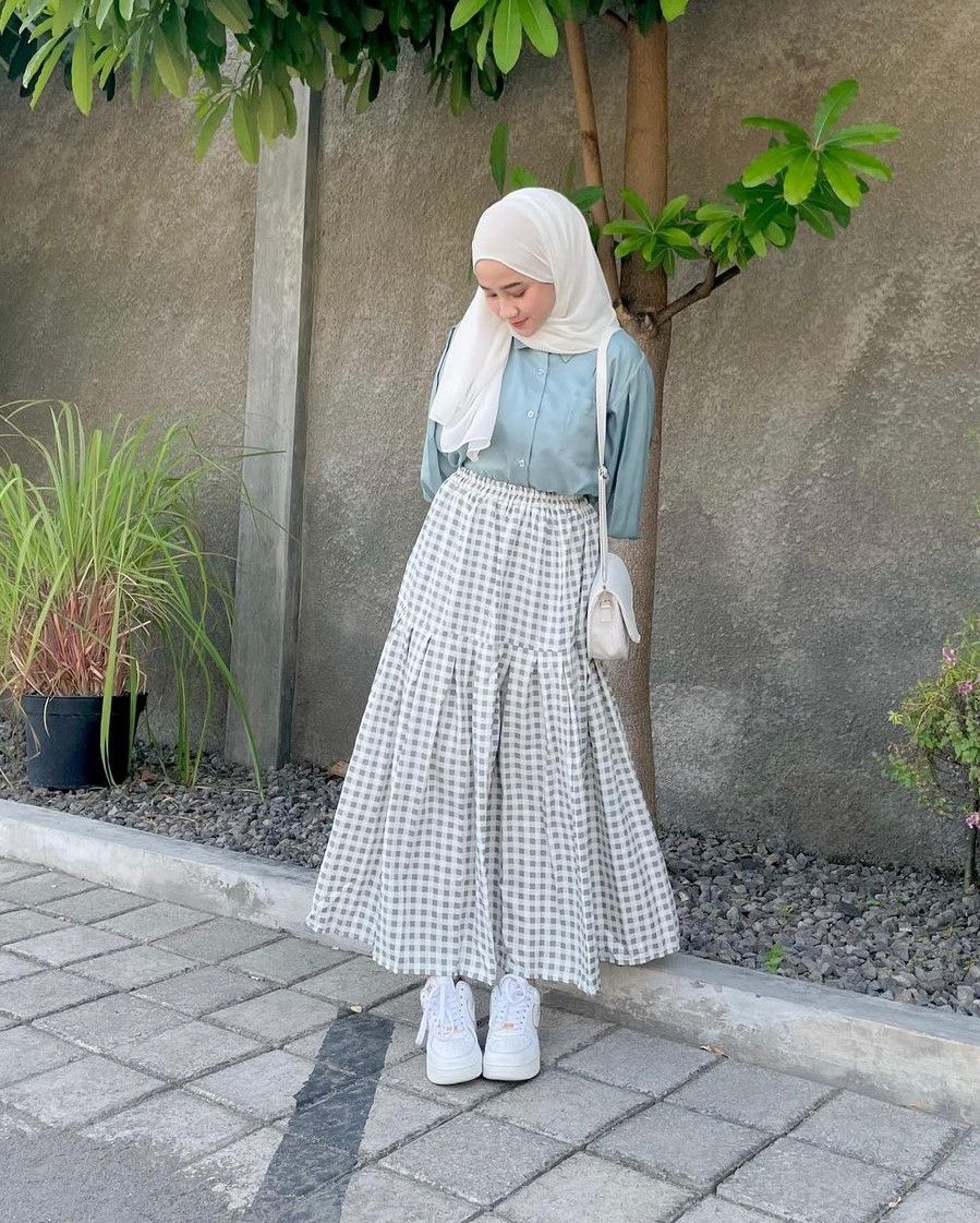 9 Inspirasi Padu Padan Outfit Motif Plaid, Kotak-kotak Makin Kece!