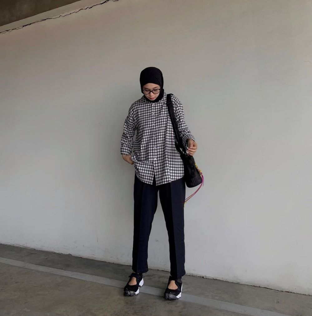 7 Ide Mix and Match Hijab Monokrom ala Selebgram Kakpit
