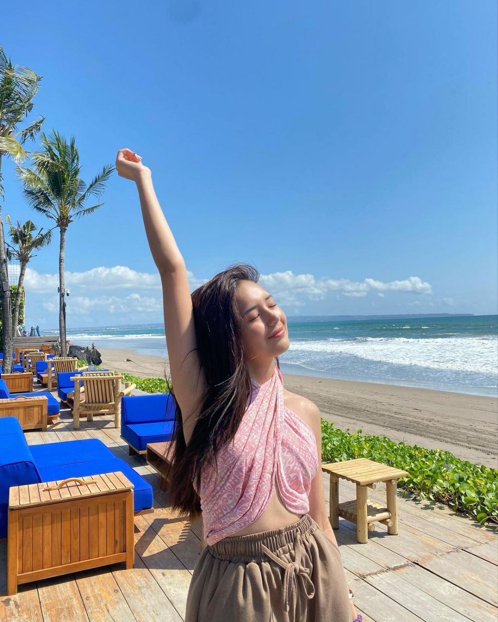 9 Potret Beby Tsabina Menikmati Keindahan Pantai, Stunning Abis!