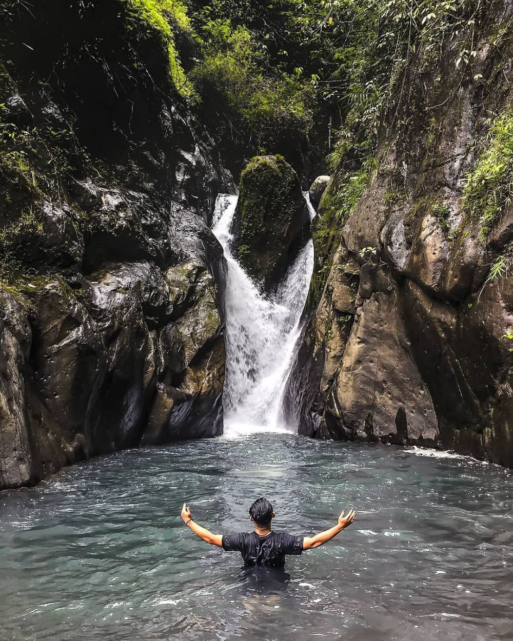 10 Potret Curug Rahong, Air Terjun dengan Lanskap Memukau di Garut