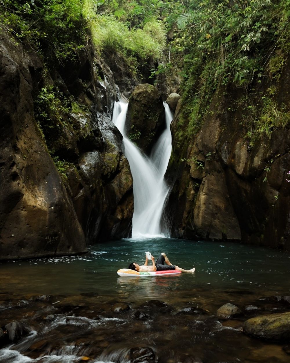 10 Potret Curug Rahong, Air Terjun dengan Lanskap Memukau di Garut