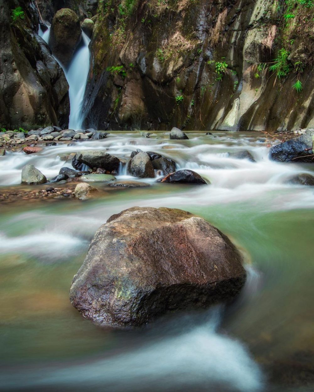 10 Potret Curug Rahong, Air Terjun dengan Lanskap Memukau di Garut