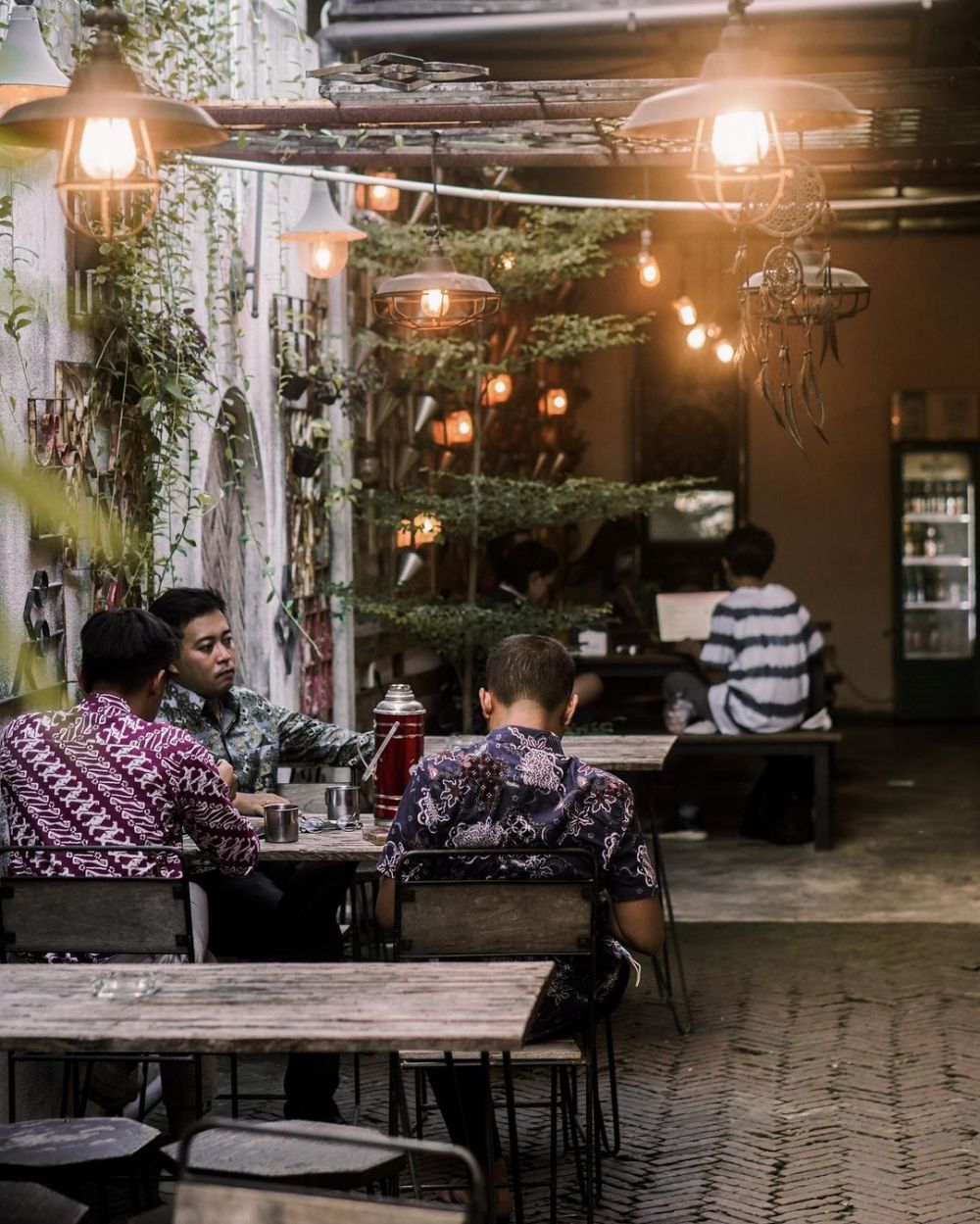 6 Kafe dan Coffee Shop Bernuansa Tropis di Surabaya, Adem Banget!