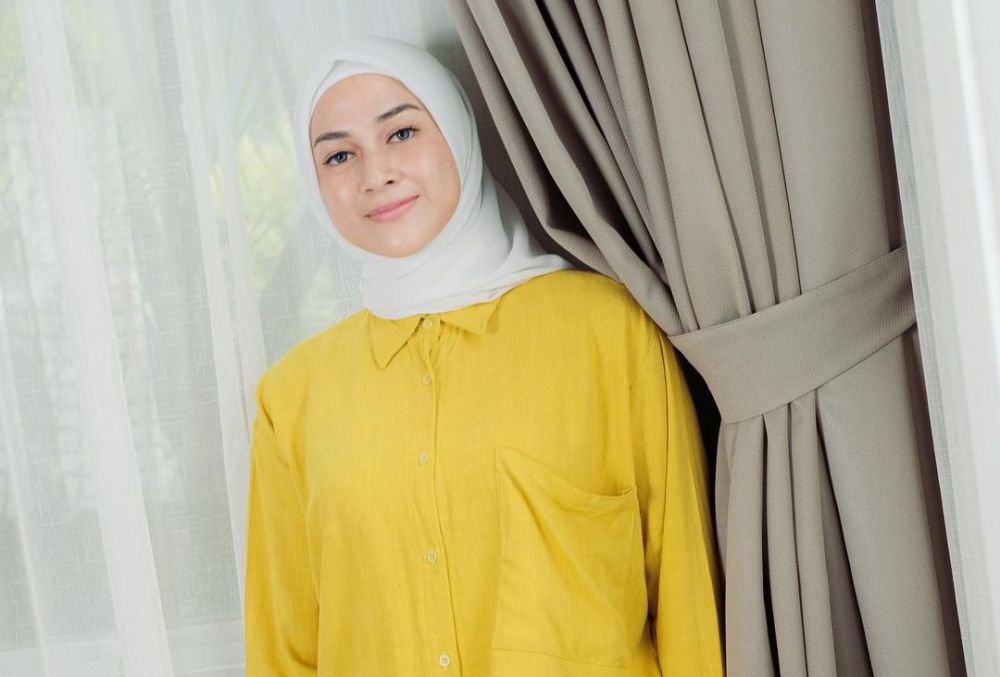 9 Inspirasi Busana OOTD Hijab Warna Polos ala Nina Zatulini, Adem!