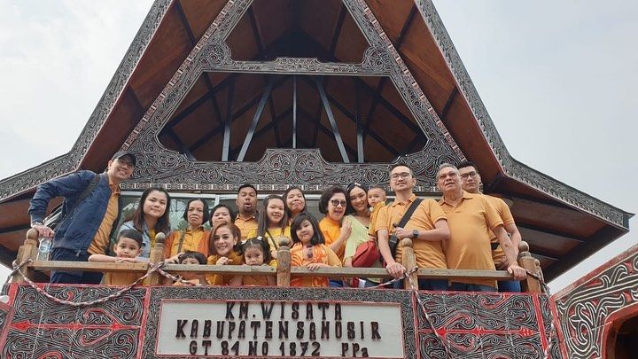 10 Potret Artis Indonesia Liburan ke Danau Toba, Alamnya Menakjubkan!