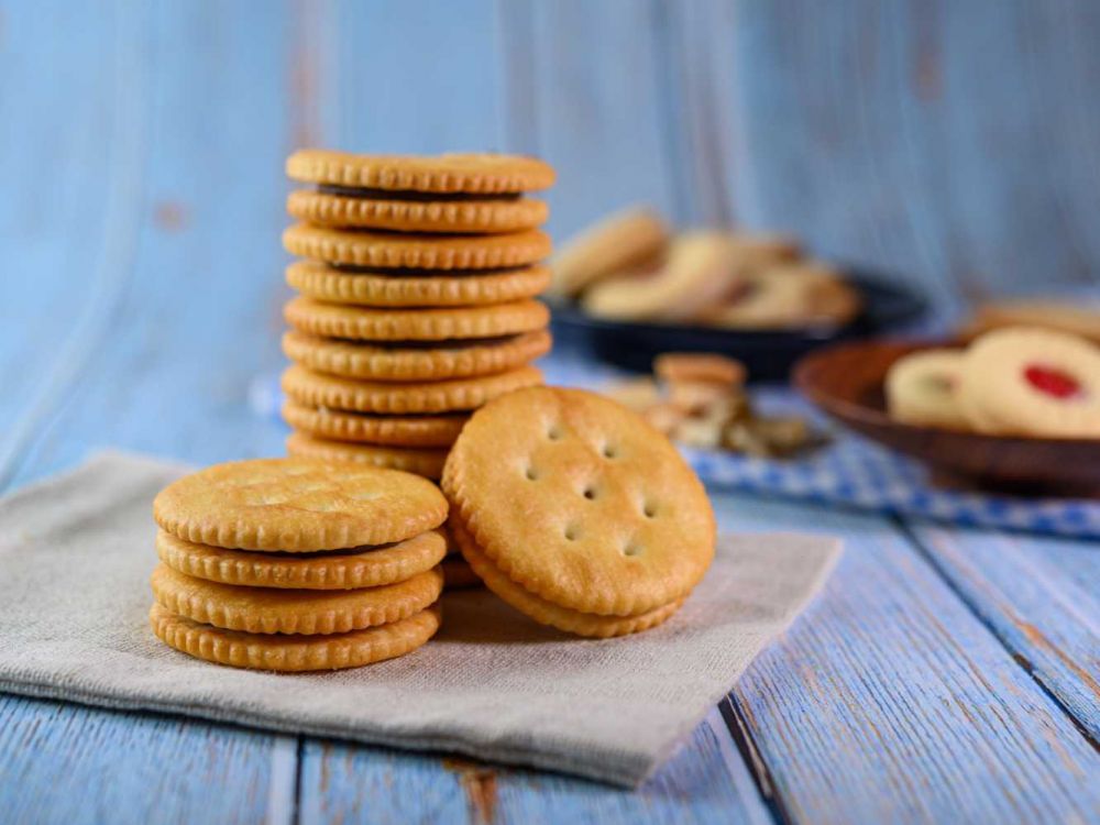 Many cookies. Много печенья. Куча печенья на деревянном столе. Печенье с начинкой вертикальная заставка. Soggy Biscuit.