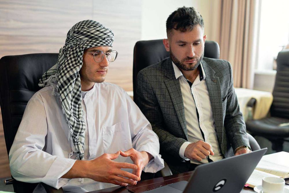 Араб и АФ. Арабы фото в офисе. Мусульмане в интернете