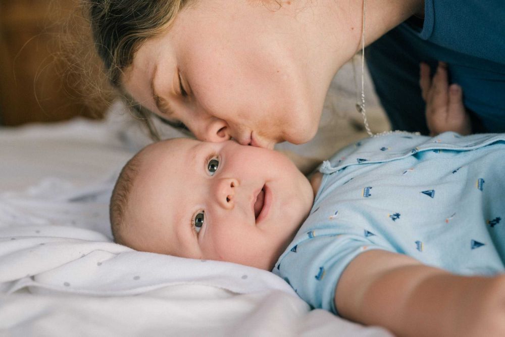 5 Cara Menenangkan Bayi yang Menangis, Harus Sabar!