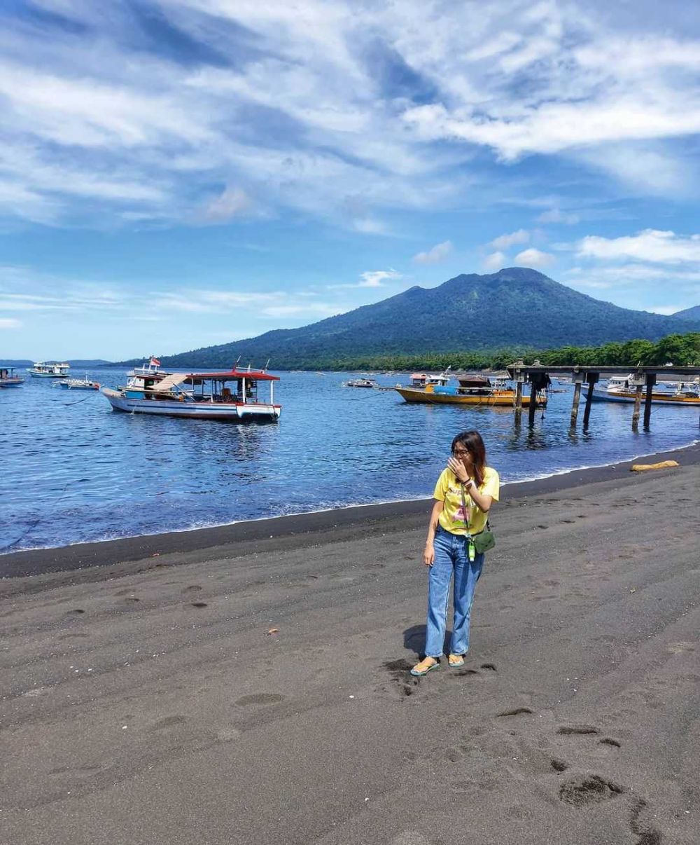 9 Pantai Berpasir Hitam di Indonesia, Lanskap Lautnya Menakjubkan 