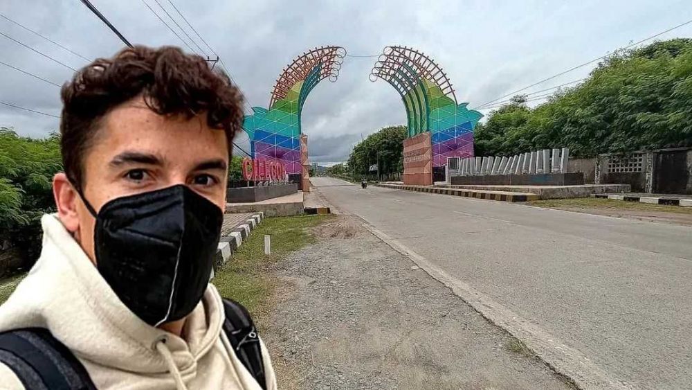 Kocak, 10 Foto Editan Marc Marquez Jalan-jalan di Banten