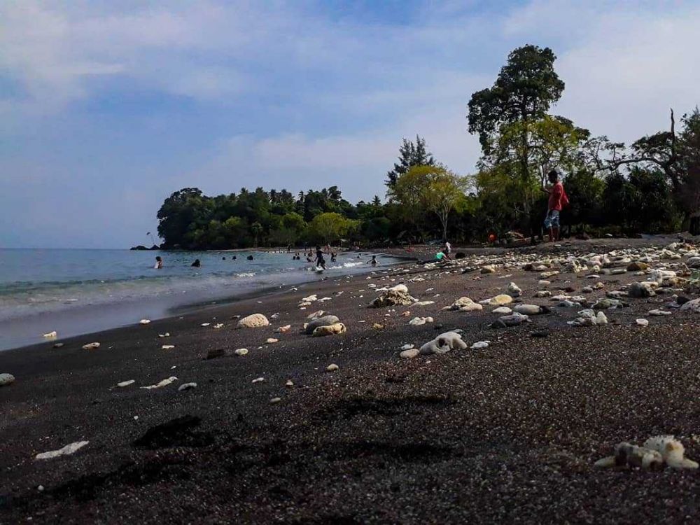 9 Pantai Berpasir Hitam di Indonesia, Lanskap Lautnya Menakjubkan 