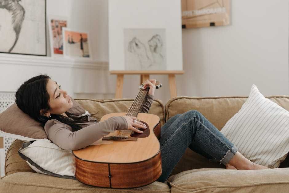 Песни мебель. Диван гитара. Электрогитара на диване. Диван гитара фото. Девушка сидит на диване и играет на гитаре.