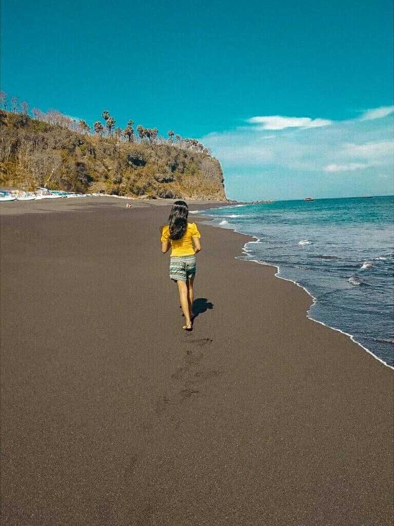 9 Pantai Berpasir Hitam di Indonesia, Lanskap Lautnya Menakjubkan 