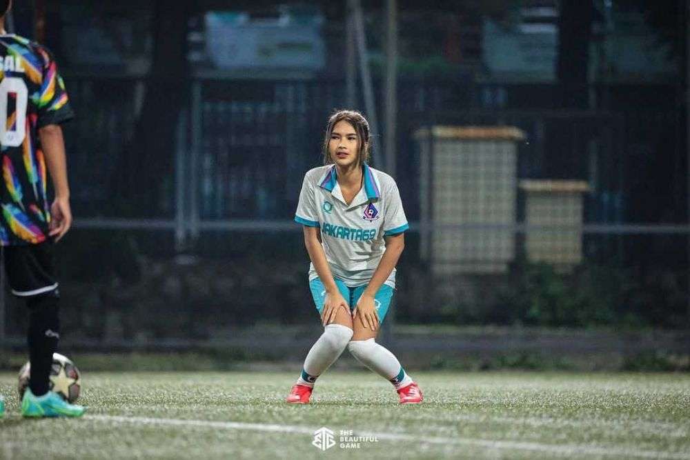 10 Potret Bugar Soraya Rasyid Main Sepak Bola