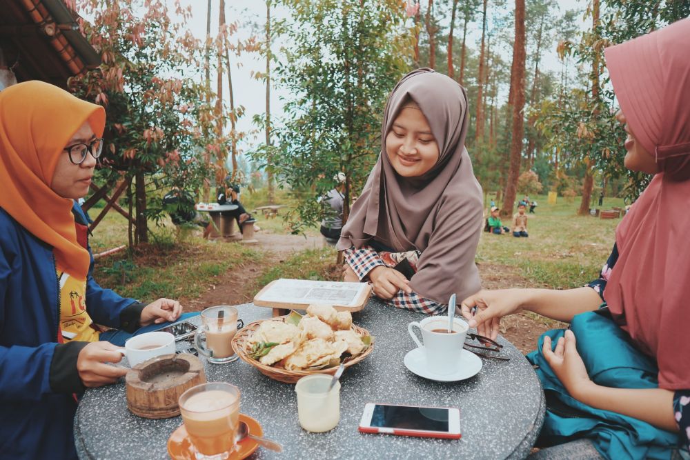 5 Alasan Bersikap Jaim Gak Selamanya Salah, Bukan Pencitraan