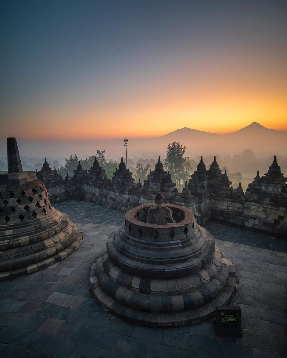 Pemasangan Chattra Candi Borobudur Tambah Aura Spiritual Umat Buddha