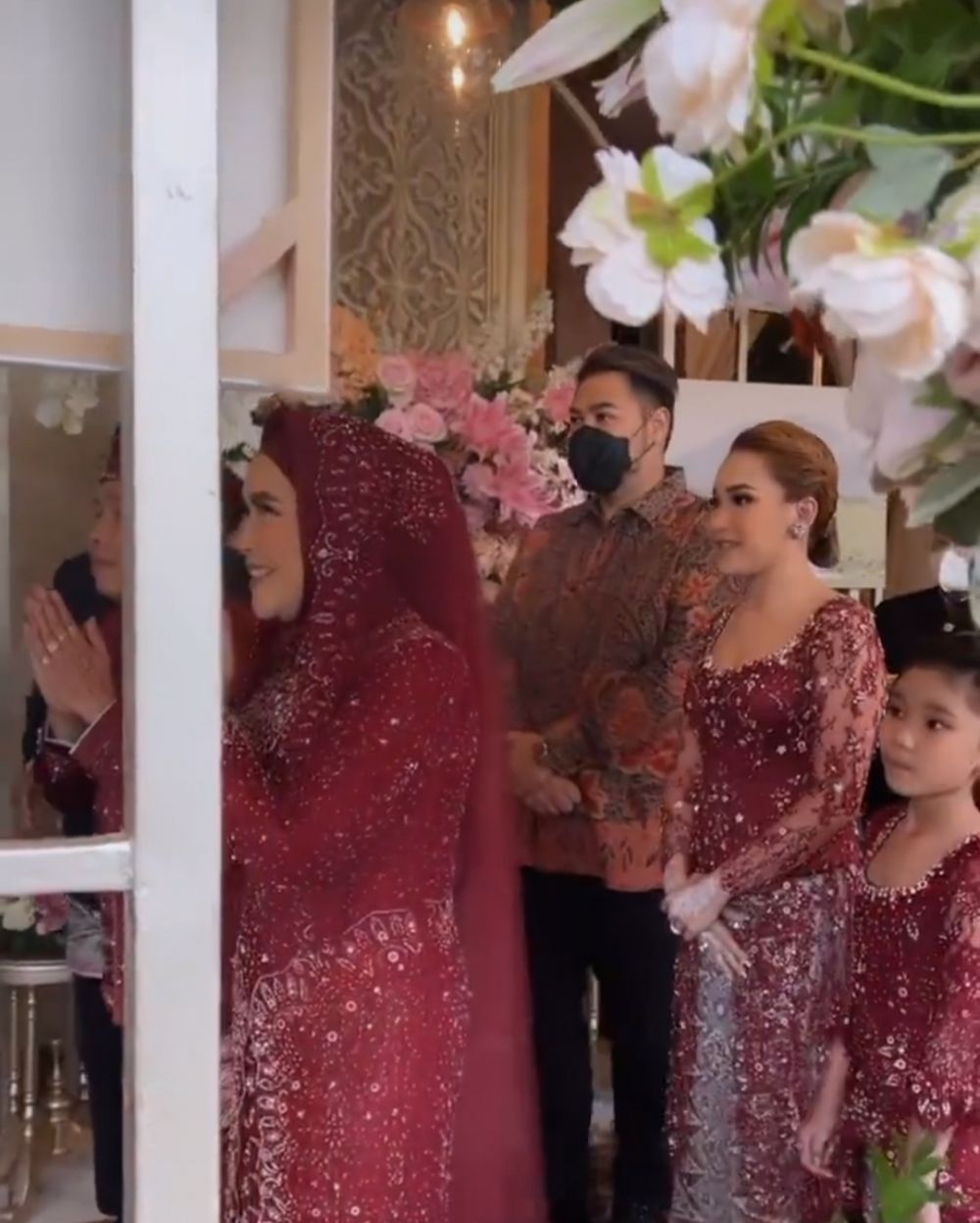 9 Potret Ayu Ting Ting di Akad Nikah sang Adik, Ada Ivan