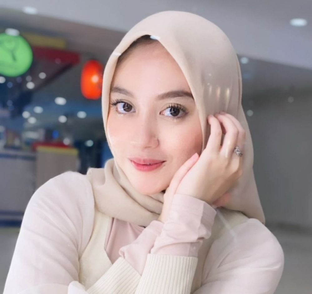 9 Potret OOTD Hijab Nabilah Ayu, Sederhana Tapi Tetap Memesona