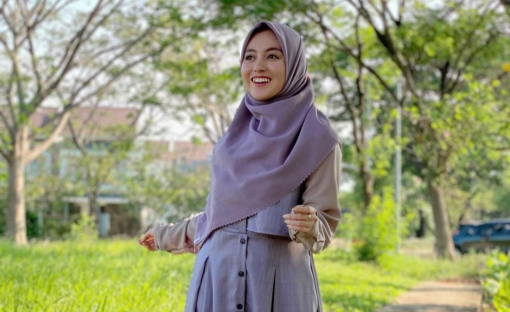 9 Potret OOTD Hijab Nabilah Ayu, Sederhana Tapi Tetap Memesona