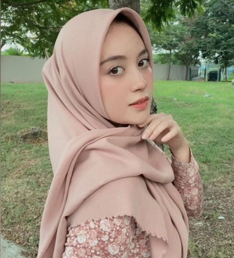 9 Potret OOTD Hijab Nabilah Ayu, Sederhana Tapi Tetap Memesona