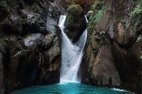 10 Potret Curug Rahong, Air Terjun dengan Lanskap Memukau di Garut