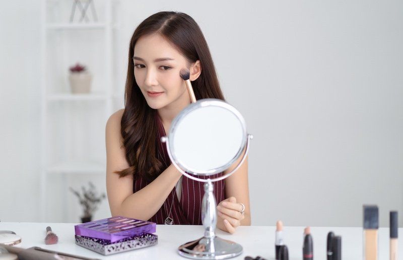 7 Tips Wajah Tetap Glowing Selama Ramadan, Coba Pakai Face Mist!