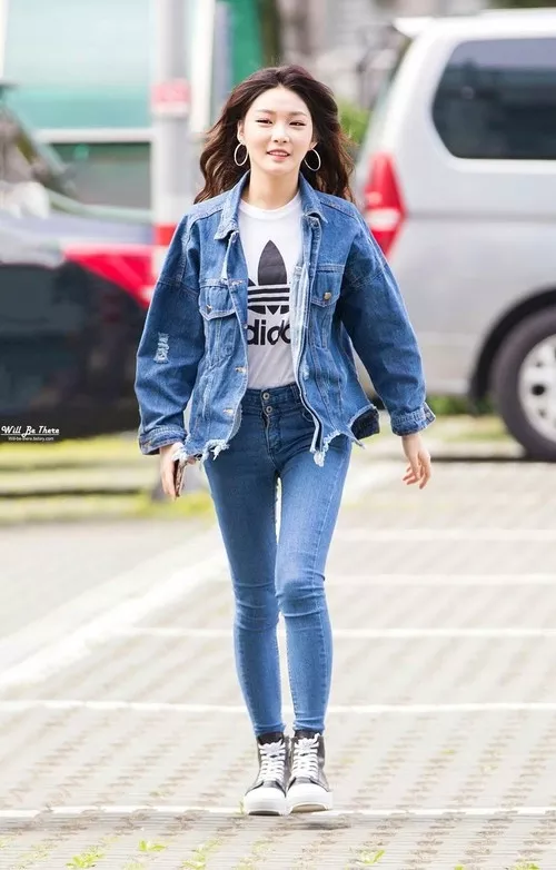 13 Padu Padan Celana Jeans ala Kim Cungha, Cocok Buat yang Anti Ribet