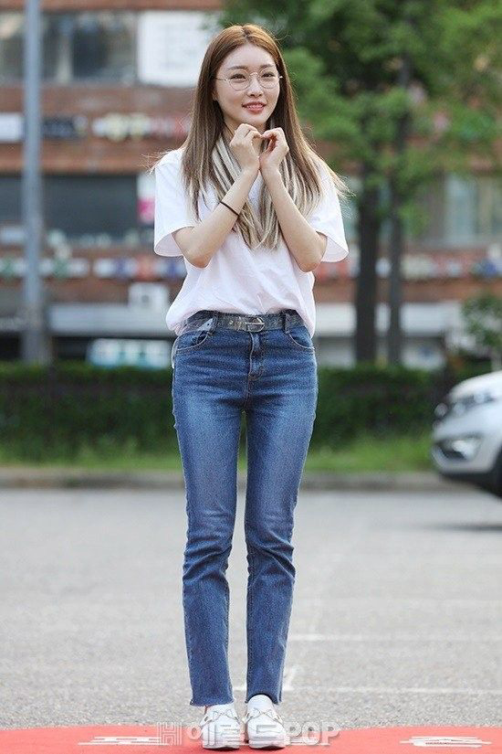 13 Padu Padan Celana Jeans ala Kim Cungha, Trendi Buat OOTD!