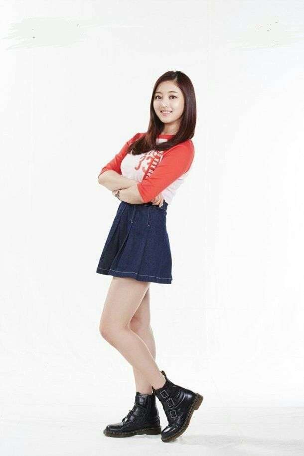 12 Inspirasi Padu Padan Mini Skirt ala Jihyo Twice, Simpel dan Casual