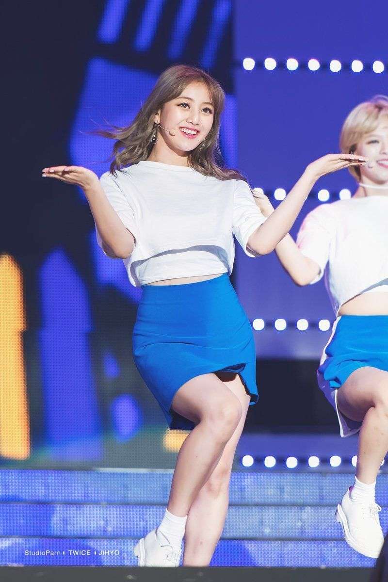 12 Inspirasi Padu Padan Mini Skirt ala Jihyo Twice, Simpel dan Casual