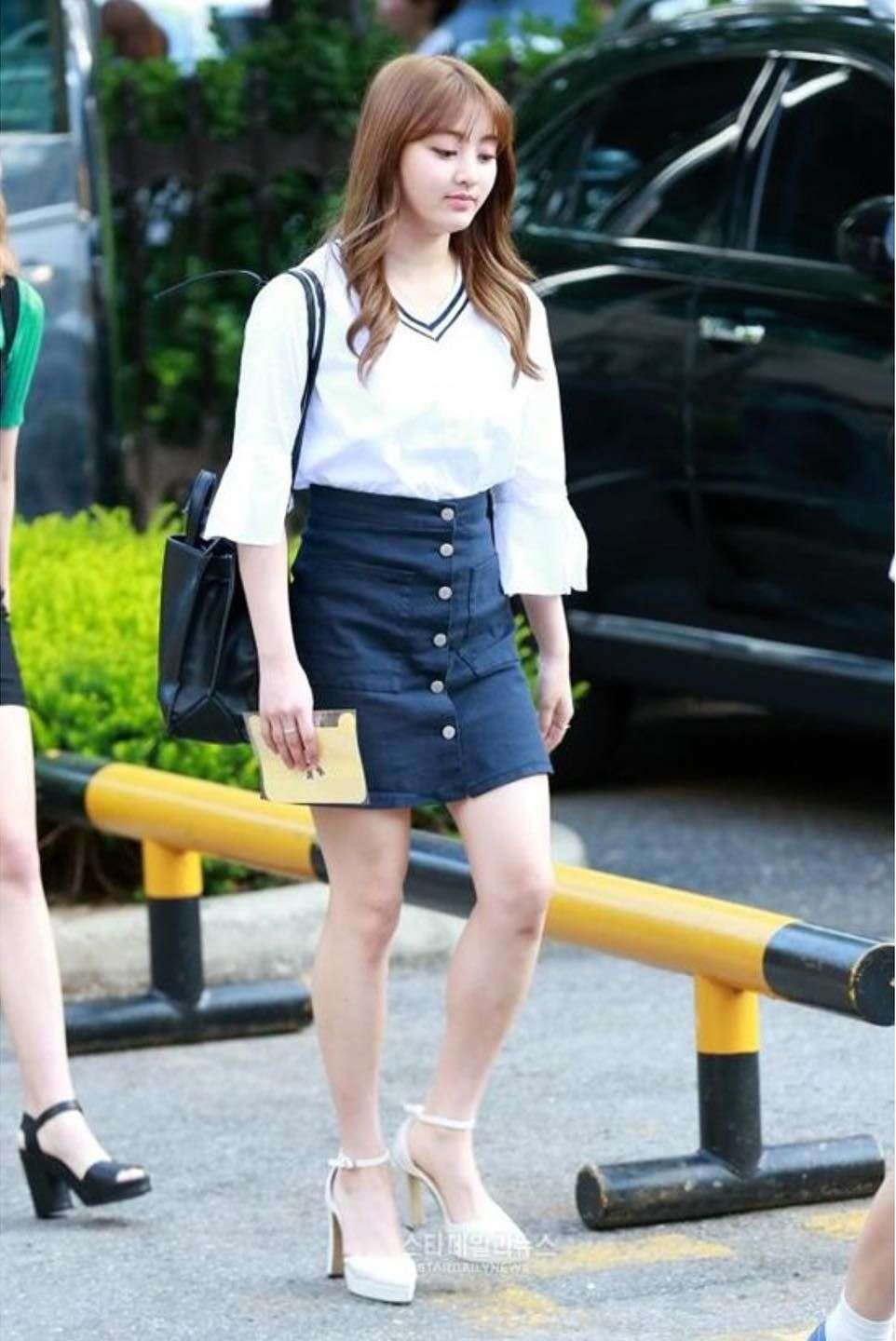 12 Inspirasi Padu Padan Mini Skirt ala Jihyo Twice, Simpel dan Casual