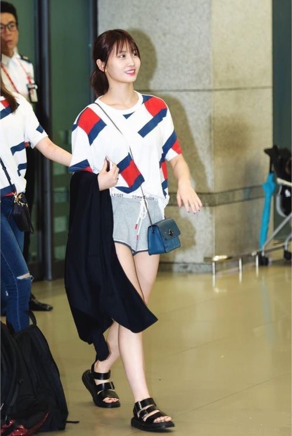 13 Ide Padu Padan Short Pants ala Momo Twice, Simpel Buat OOTD!  