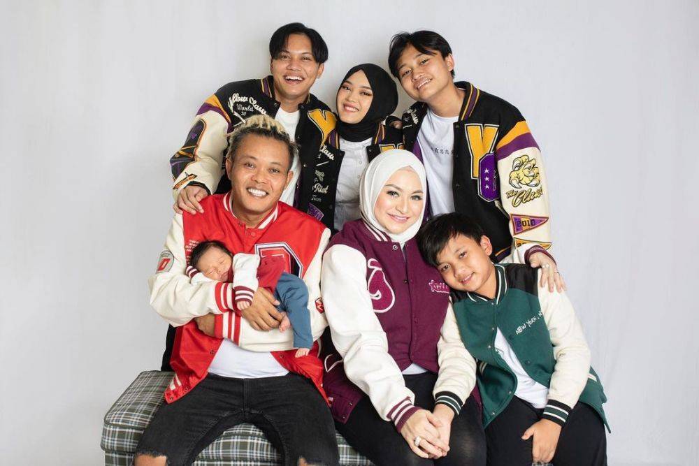 9 Artis Yang Punya 3 Sampai 4 Anak Sambung, Selalu Ramai!