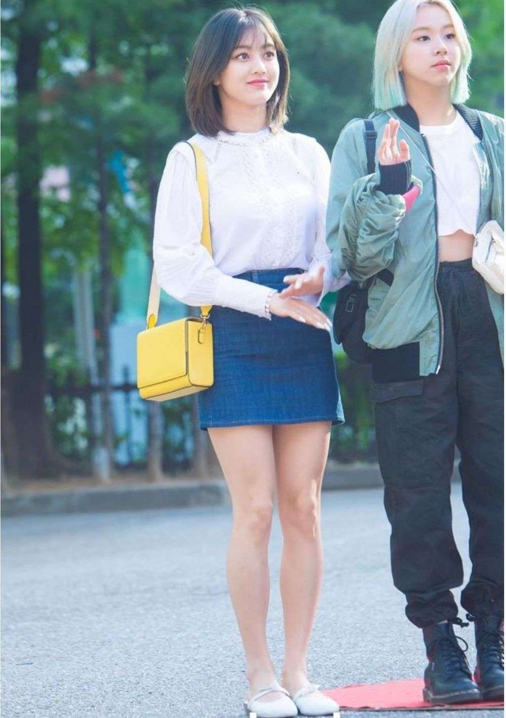 12 Inspirasi Padu Padan Mini Skirt ala Jihyo Twice, Simpel dan Casual