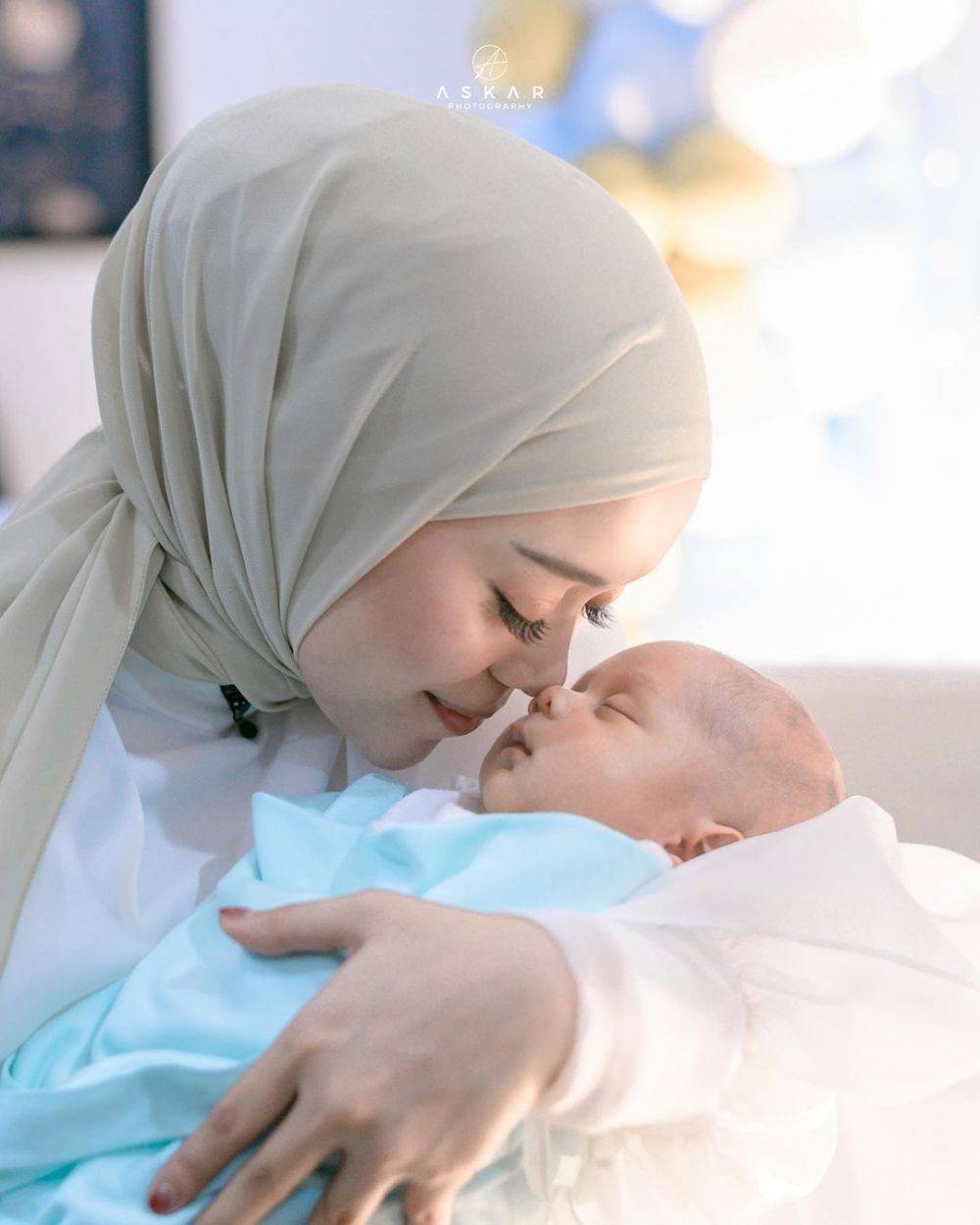 10 Potret Artis Berhijab Momong Anaknya Yang Masih Bayi