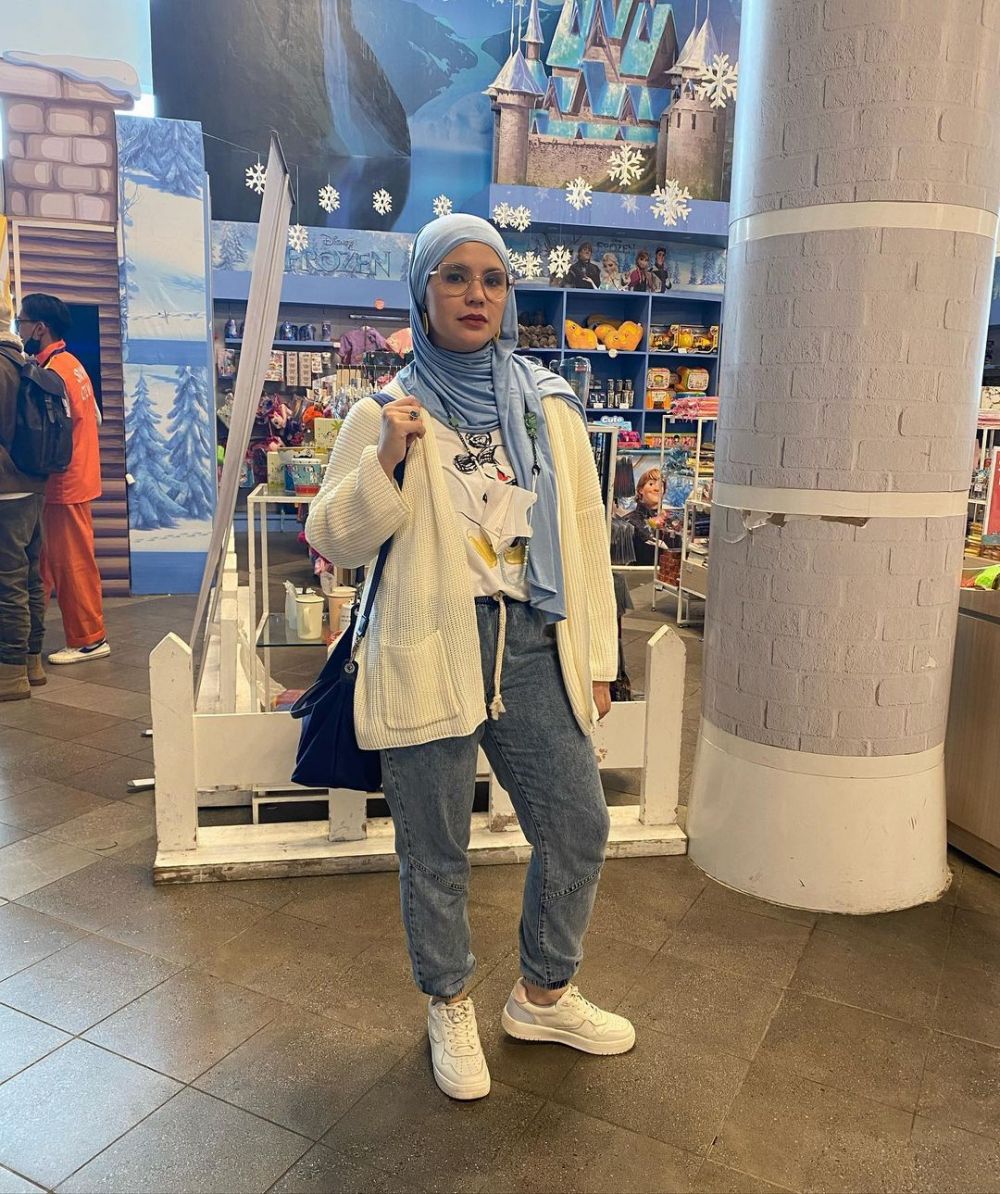10 Inspirasi Outfit Hijab ala Aldila Jelita, Simple tapi Kece