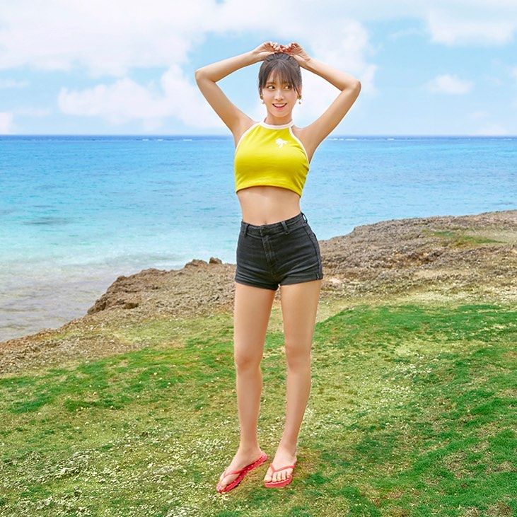 13 Ide Padu Padan Short Pants ala Momo Twice, Simpel Buat OOTD!  