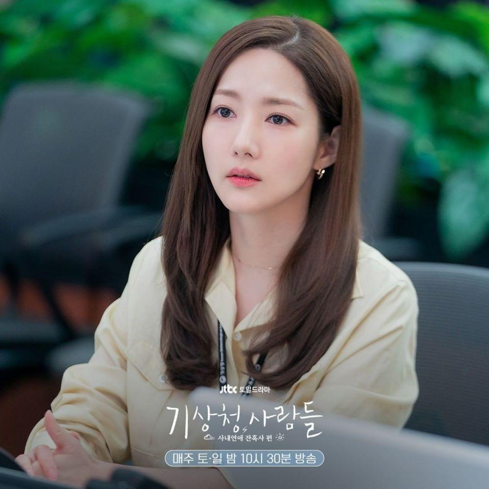 10 Ide Outfit Kantor ala Park Min Young di Forecasting Love & Weather