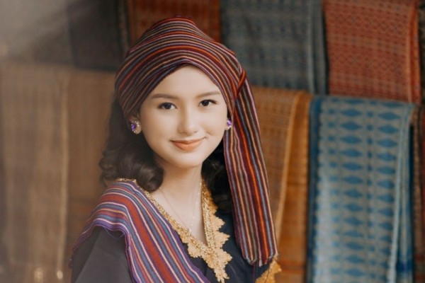 9 Potret Memesona Sarah Menzel Pakai Baju Adat NTB, Bikin Pangling!