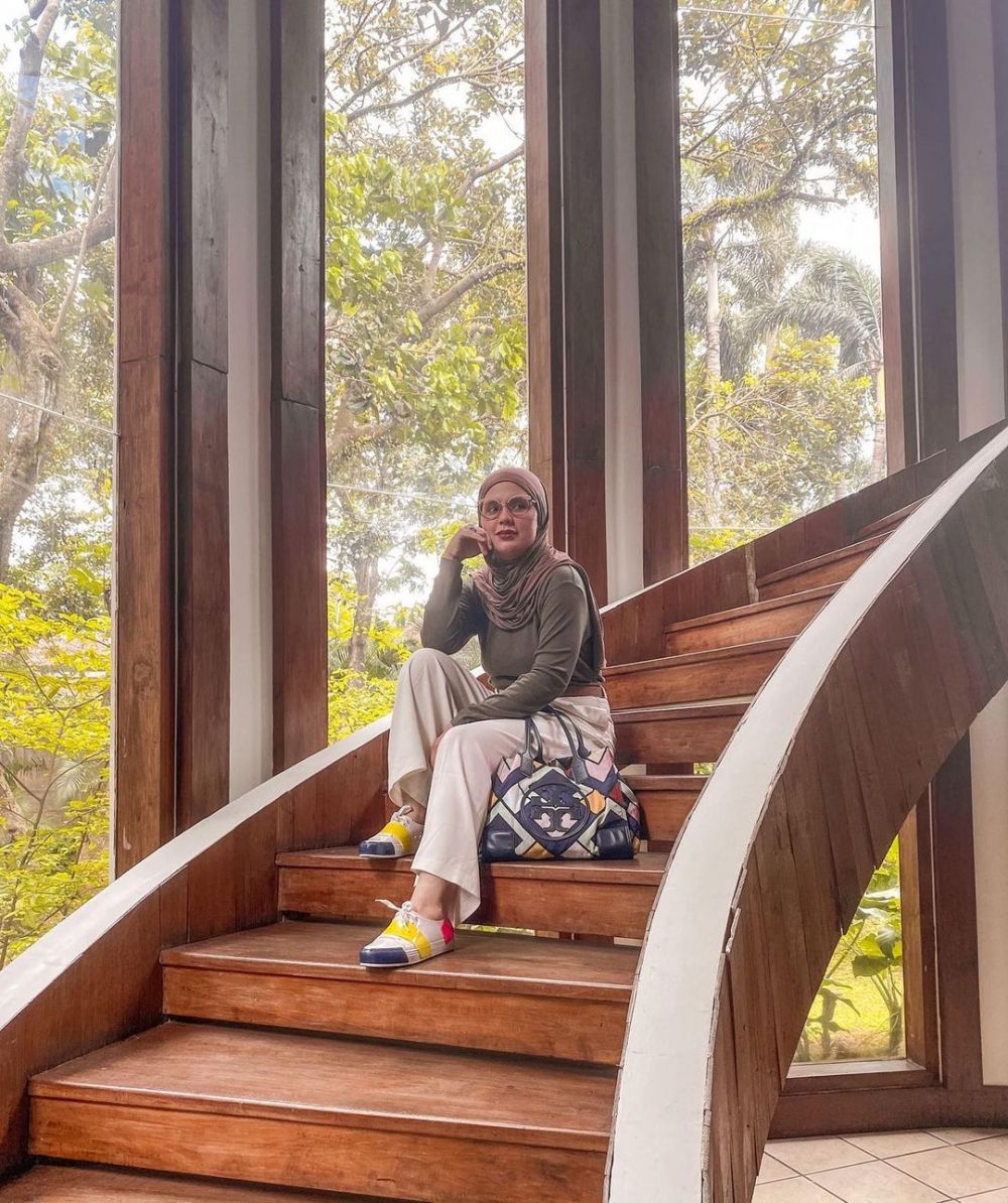 10 Inspirasi Outfit Hijab ala Aldila Jelita, Simple tapi Kece