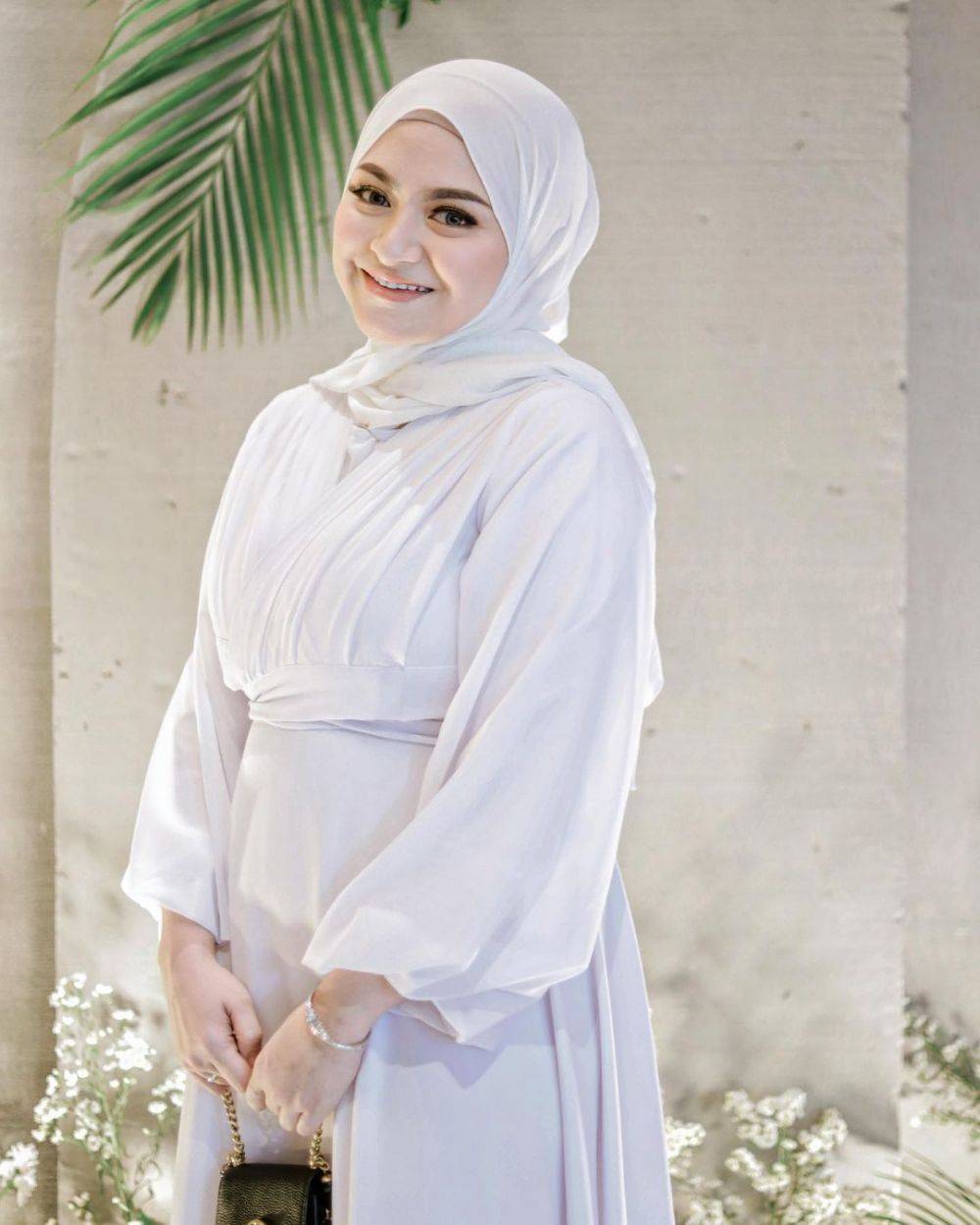 9 Potret Artis Berhijab Setelah Melahirkan, Makin Keibuan!