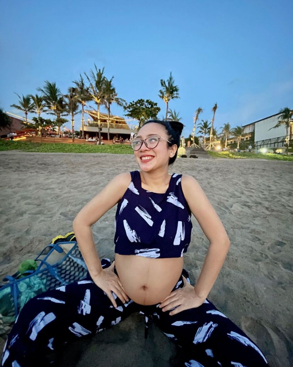 10 Potret Babymoon Dea Ananda di Bali, Pamer Babybump!