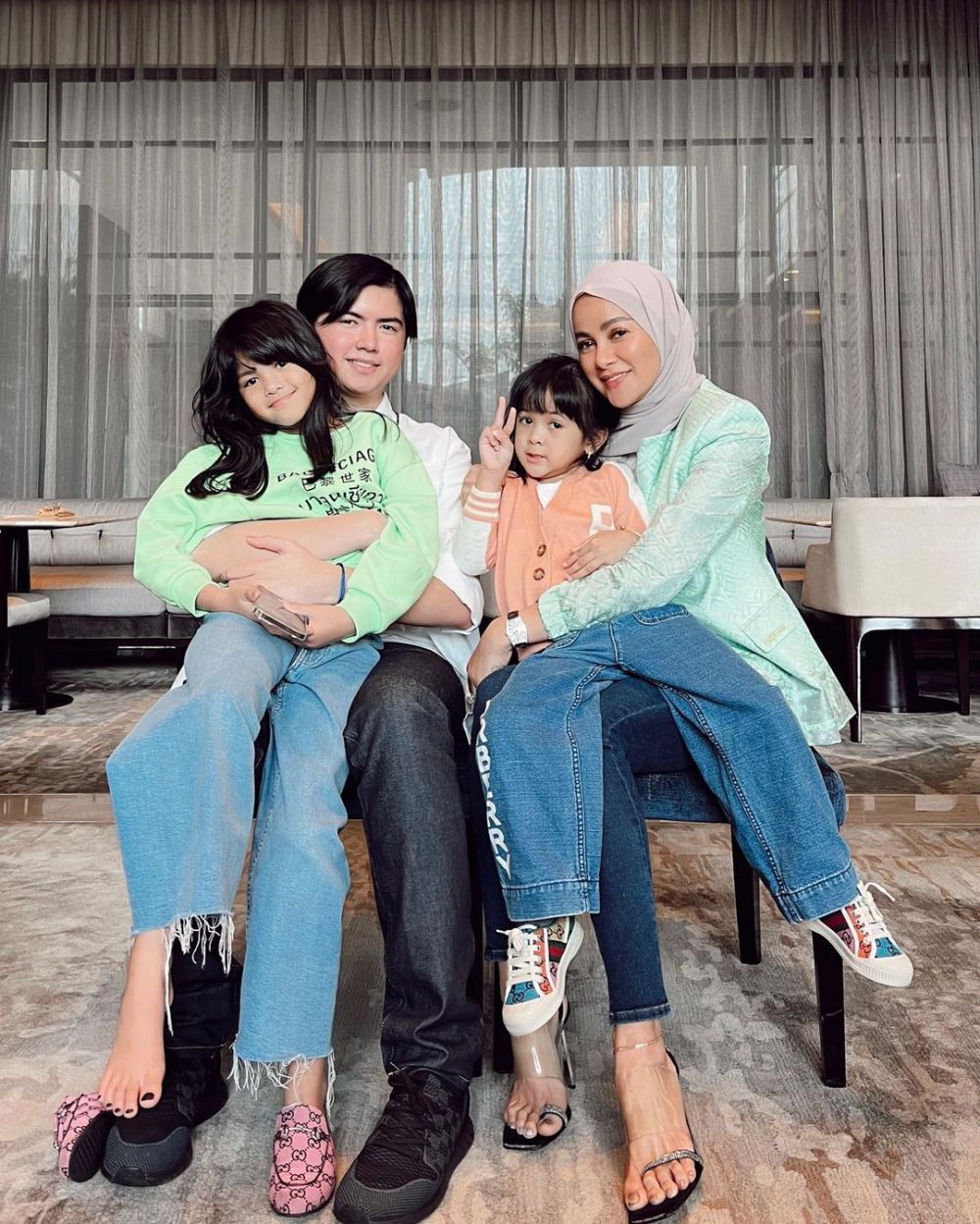 10 Potret Sean Alexander, Putra Sulung Olla Ramlan