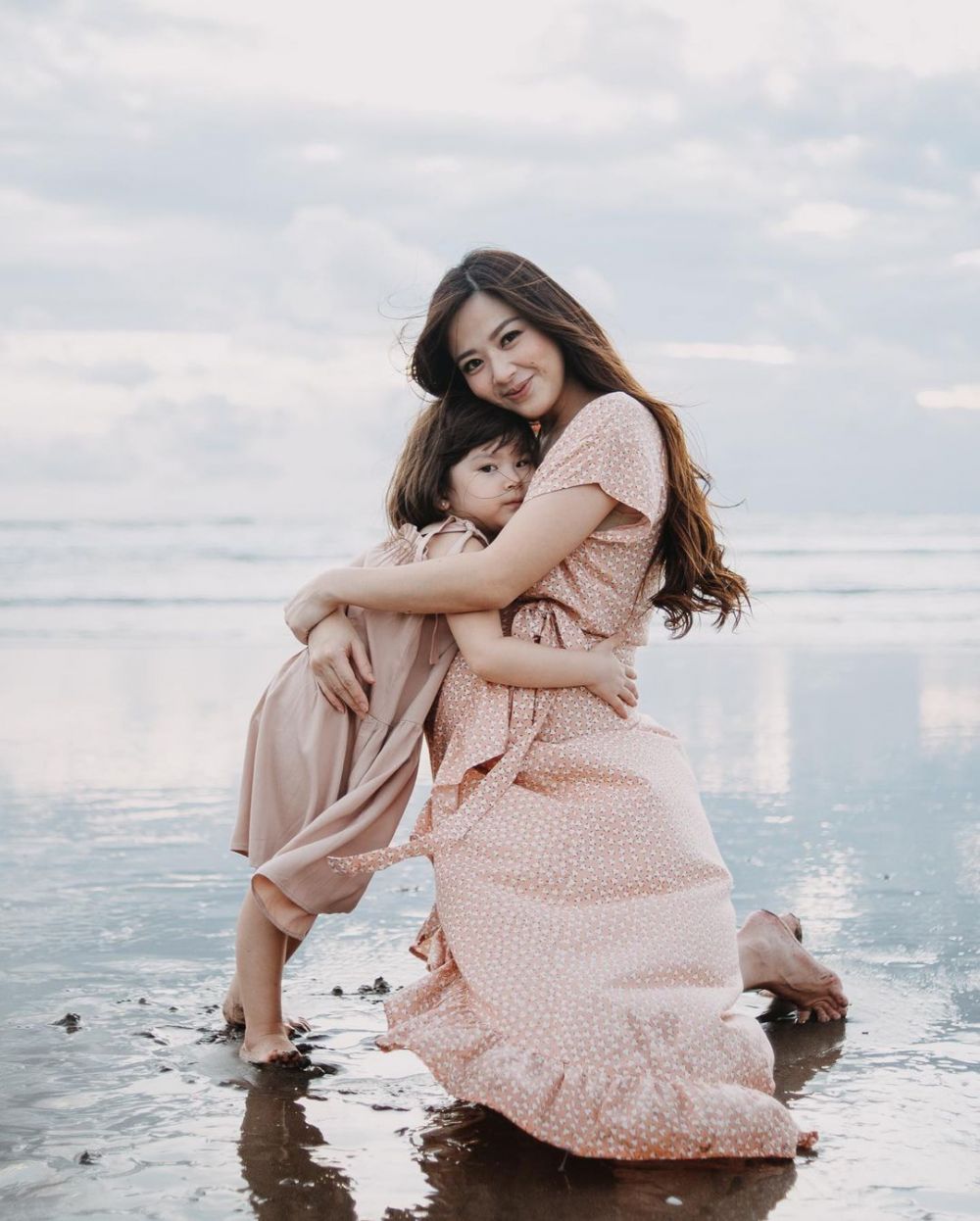 10 Potret Franda Pamer Baby Bump Yang Semakin Besar, Ceria!