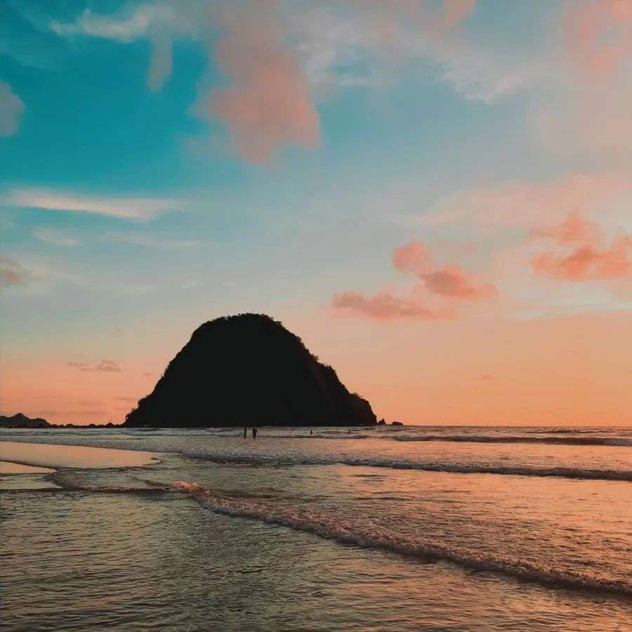 Pantai Pulau Merah, Surganya Peselancar Dan Pemburu Sunset