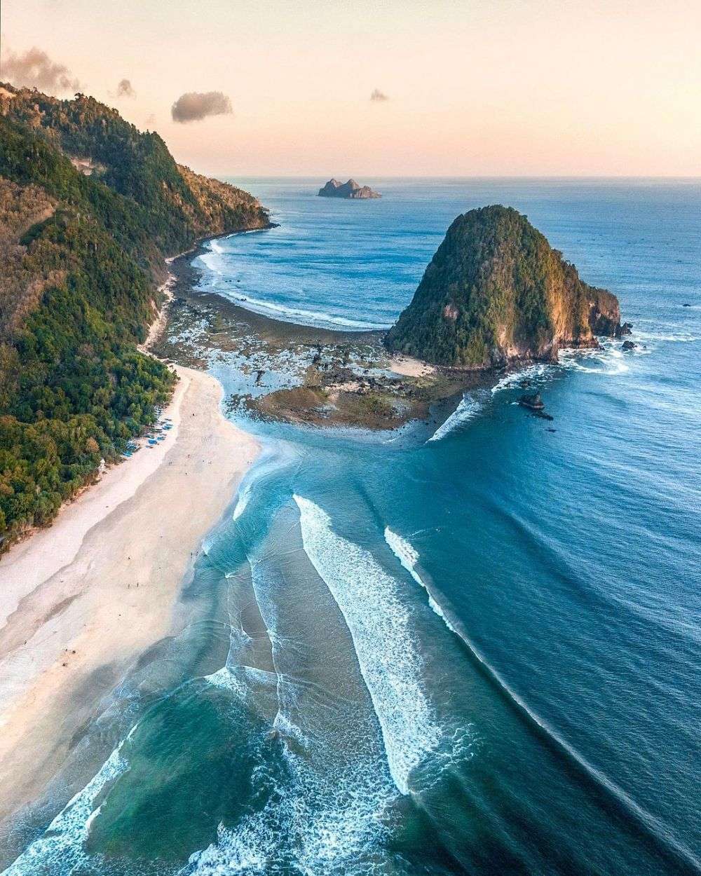 Pantai Pulau Merah, Surganya Peselancar Dan Pemburu Sunset