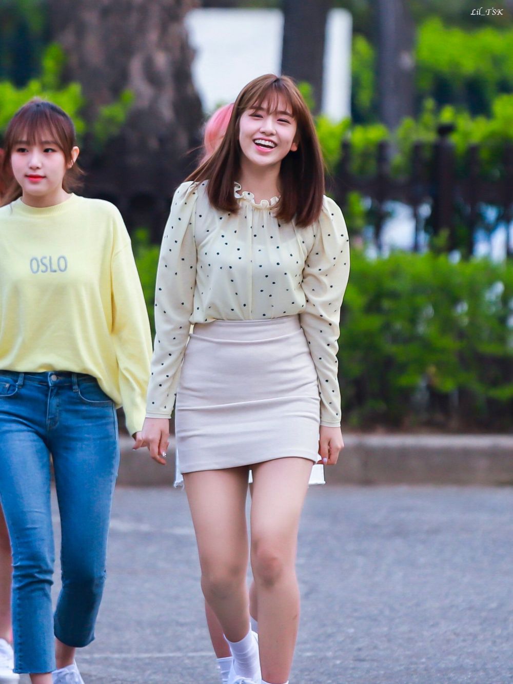 13 Inspirasi Outfit Kasual ala Ahn Yujin IVE, Cocok Buat Cewek Tinggi 