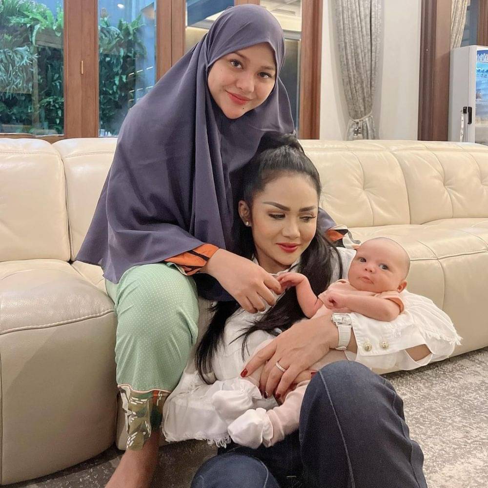 10 Potret Imut Baby Ameena Yang Gundul, Mirip Atta!