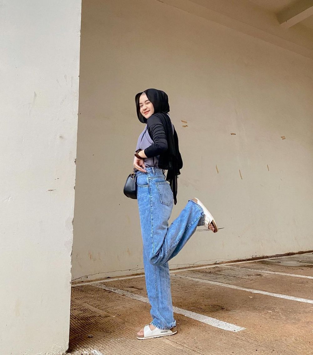 9 Ide Styling Hijab Hitam ala Selebgram Alifhia Fitri, Matching Banget